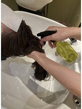 2.【頭皮のクレンジング】頭皮と髪の汚れをしっかりと落とします。