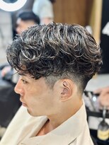 フランクスバーバー アンド ビアークラブ(FRANK'S BARBER and BEER CLUB)&nbsp;センターパートニュアンパーマ無造作パーマツーブロックフェード