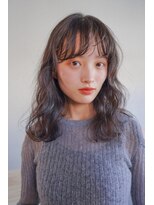 タス(tas) やわらかミディアムパーマ×地毛風透明感カラー似合わせ顔周り