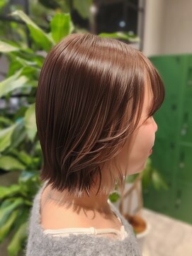 【耳掛けで魅せる】チラ見せインナー×艶感ベージュボブ[成田]