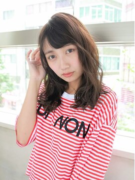 ルティア(Lutia) 巻き髪ヘア アッシュベージュ