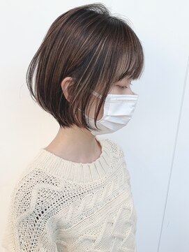 ステア ケース(stair case) ハイライトカラーベージュ/丸みショートボブ耳かけ前髪あり
