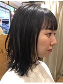 前髪パッツンミディアムレイヤー