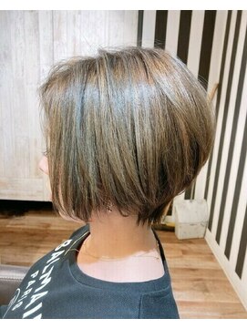 クロワ(croix) カーキグレージュイルミナカラー×前下がりミニボブ
