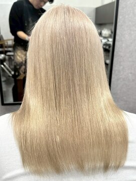 イリ 心斎橋(ili) ハイトーンカラーミルクティーベージュボブ