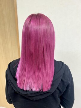 リア(Lia by KENJE) 今年の夏は鮮やかなピンクカラーで！