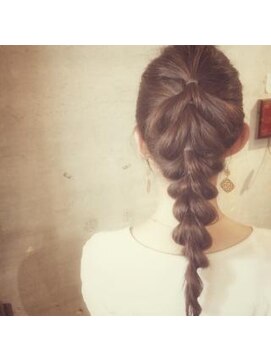 アティック ヘアーデザインアンドリラクゼーション(attic hair design&relaxation) ゴムだけで出来る可愛いポニーアレンジ