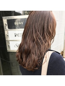 デフィー(DEFY) ピンクベージュにゆるウェーブヘア