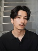 大人の抜け感を演出する、今トレンドのフェザーパーマ
