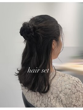 エレノア 自由が丘ANNEX(Eleanor) タイトさとゆるさのあるハーフアップスタイル