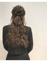 ヴァンクシー バイ ルナ(VANKCY by Luna)&nbsp;抜け感 アレンジ ハーフアップ ウェーブ カール 結婚式 二次会