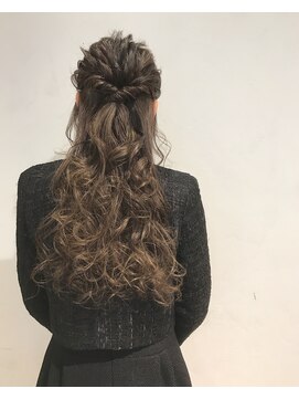 ヴァンクシー バイ ルナ(VANKCY by Luna) 抜け感 アレンジ ハーフアップ ウェーブ カール 結婚式 二次会