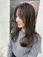 前髪の絶妙なデザインが引き出す高貴な雰囲気。