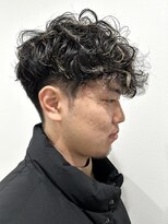 ヒュイル バイ ニアウ(Hwyl by Niau)&nbsp;メンズマッシュツーブロックスペインカールスパイラルパーマ眉毛