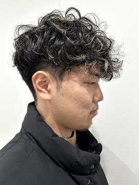 ヒュイル バイ ニアウ(Hwyl by Niau) メンズマッシュツーブロックスペインカールスパイラルパーマ眉毛