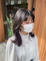 エルナ(ELNA)&nbsp;インナーカラー紫のチラ見えが可愛い♪くびれミディ