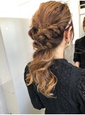 カチューシャで編みおろしヘアレンジ