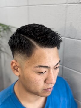 刈部倶楽舞 フェード/barberスタイル/ビジネスヘア/黒髪フェード/黒髪/七三