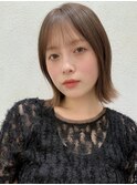 グレージュ暗めカラー大人かわいい外ハネボブシースルーバング