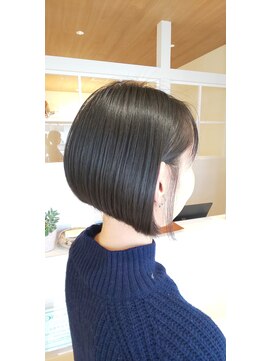 ラテラル(lateral) 前下がり艶ボブ