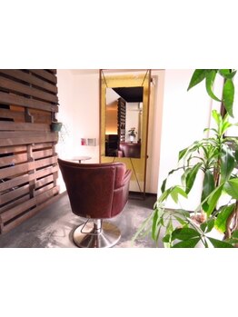 1席のみの完全プライベートサロン。髪質や骨格など1人1人のお悩みに時間をかけて丁寧に向き合います◎