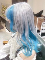 デイズ(days) ホワイトシルバーにデザインカラーブルーセミロング