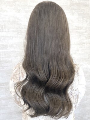 オススメの《髪質改善トリートメント》は髪を柔らかくし、1本1本サラサラな手触り抜群の美髪スタイルに