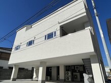 ユキイロ(yukiiro)の雰囲気（1階に駐車場3台、2階に上がって頂きサロンがあります♪）