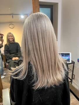 ジジ アドラーブル ヘア サロン(JiJi ADRABLE HAIR SALON) ホワイトベージュ　ミディアムボブ　ミルクティーベージュ