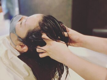 フルビューティーサロンフェリーチェ(felice)の写真/日々の疲れを癒すご褒美スパ♪頭皮から整えるエイジングケアで、心も髪もうるおう至福のひとときを◎