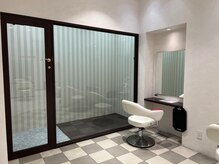 アース 焼津店(HAIR&MAKE EARTH)の雰囲気（キッズルーム完備。お子様を見守りながら施術いただけます。）