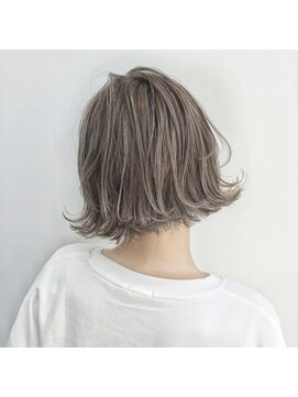 トルネード(TORNADO) 外国人風ボブ ハイライトグラデーション グレージュ　外ハネ