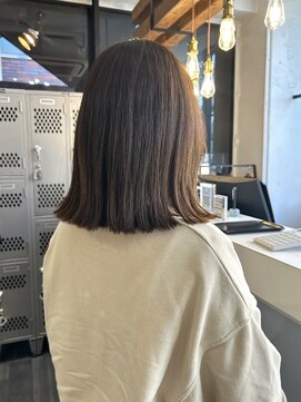 エムプラス 二子玉川(Mplus) 外ハネミディアムボブ と オリーブカラー Mplus 鈴木