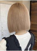 グレージュ切りっぱなしボブ前髪ありミニボブミルクティベージュ