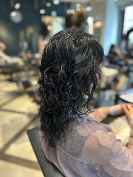 レジーナ トリドール(REGINA Tri'or) 黒髪ロングウルフパーマ