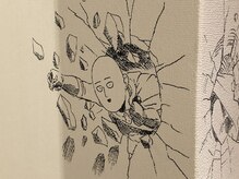 シキオ ヘアデザイン(SHIKIO HAIR DESIGN FUK)の雰囲気（お店の壁にワンパンマンのサインがあります。）