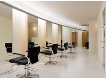 落ち着いた照明に包まれた空間でゆっくり過ごしていただけます。