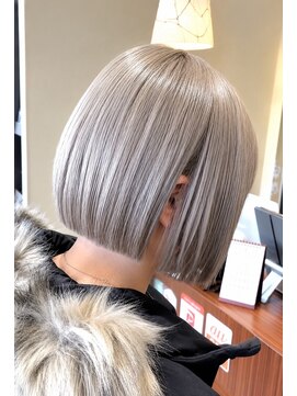 アース いわき店(HAIR&MAKE EARTH) ホワイトシルバーの切りっぱなしボブ