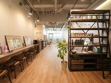 ハロ 蕨(HALO)の雰囲気（西海岸風なオシャレな店内#蕨#川口#南浦和#蕨駅#川口駅#蕨駅東口）