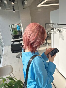 オットット(OttottO) ボブ切りっぱなしボブハイトーンブリーチピンクヘア