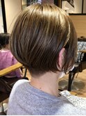 前下がり刈り上げショート×ハイトーン細いハイライトカラー