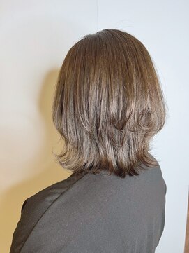 ブロッサム 東中野店 20代30代大人可愛い艶感グレージュ切りっぱなしショート