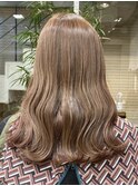 ハイトーンのロングヘアはボトムからアイロンでカール♪