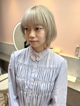 スリー 博多(THREE...) ブロンドベージュ