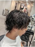 センターパートウルフ波巻きスパイラルパーマツーブロ