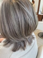 アチーブリス(achieve Liss)&nbsp;外ハネウルフカット シルバーハイライトカラー