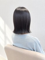 モザミ(MOZAMI)&nbsp;毛量多めでも軽やかに決まる外ハネベルボブカットで垢抜け