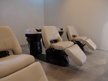 【明るいフロアから一転、思わず寝てしまうシャンプールーム】照明を落とした落ち着いた空間でリラックス。