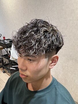 美容室 アクター スペインカール×ハイライト