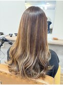 「ツヤ感×立体ハイライトの大人ウェーブ」